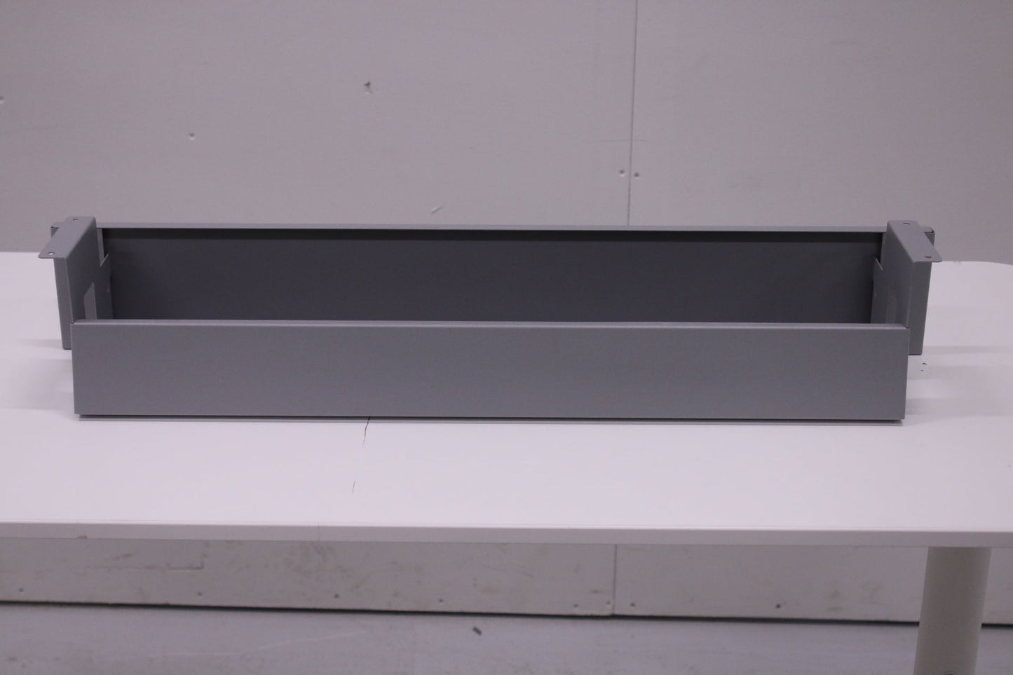 Martela harmaa johtokouru työpöytään - Suomen Kalustekeskus