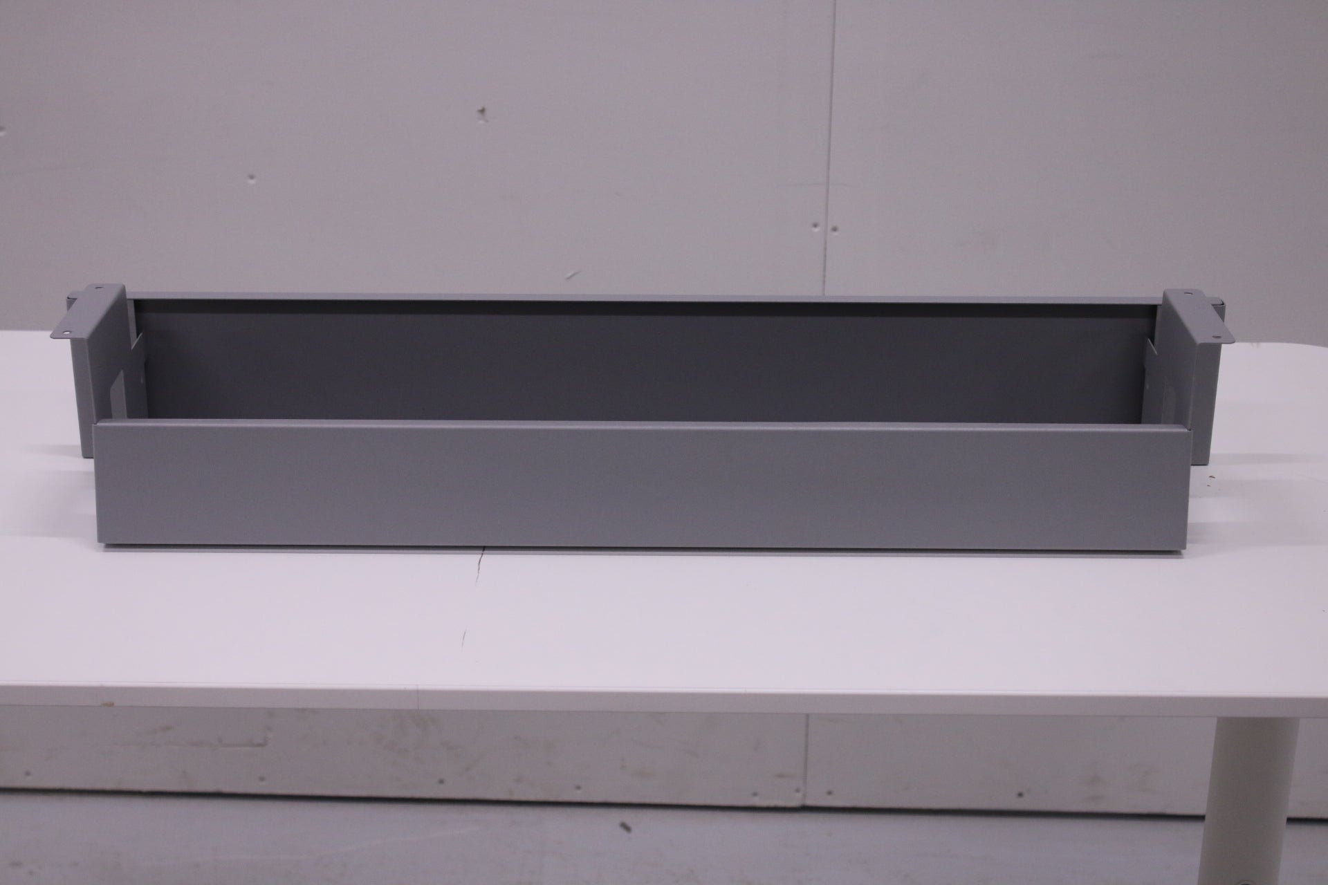 Martela harmaa johtokouru työpöytään - Suomen Kalustekeskus