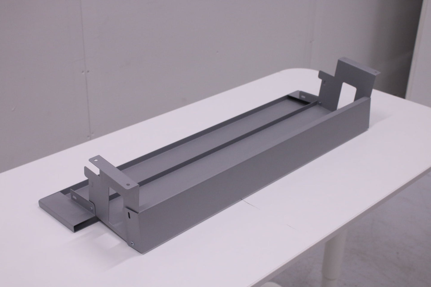 Martela harmaa johtokouru työpöytään - Suomen Kalustekeskus