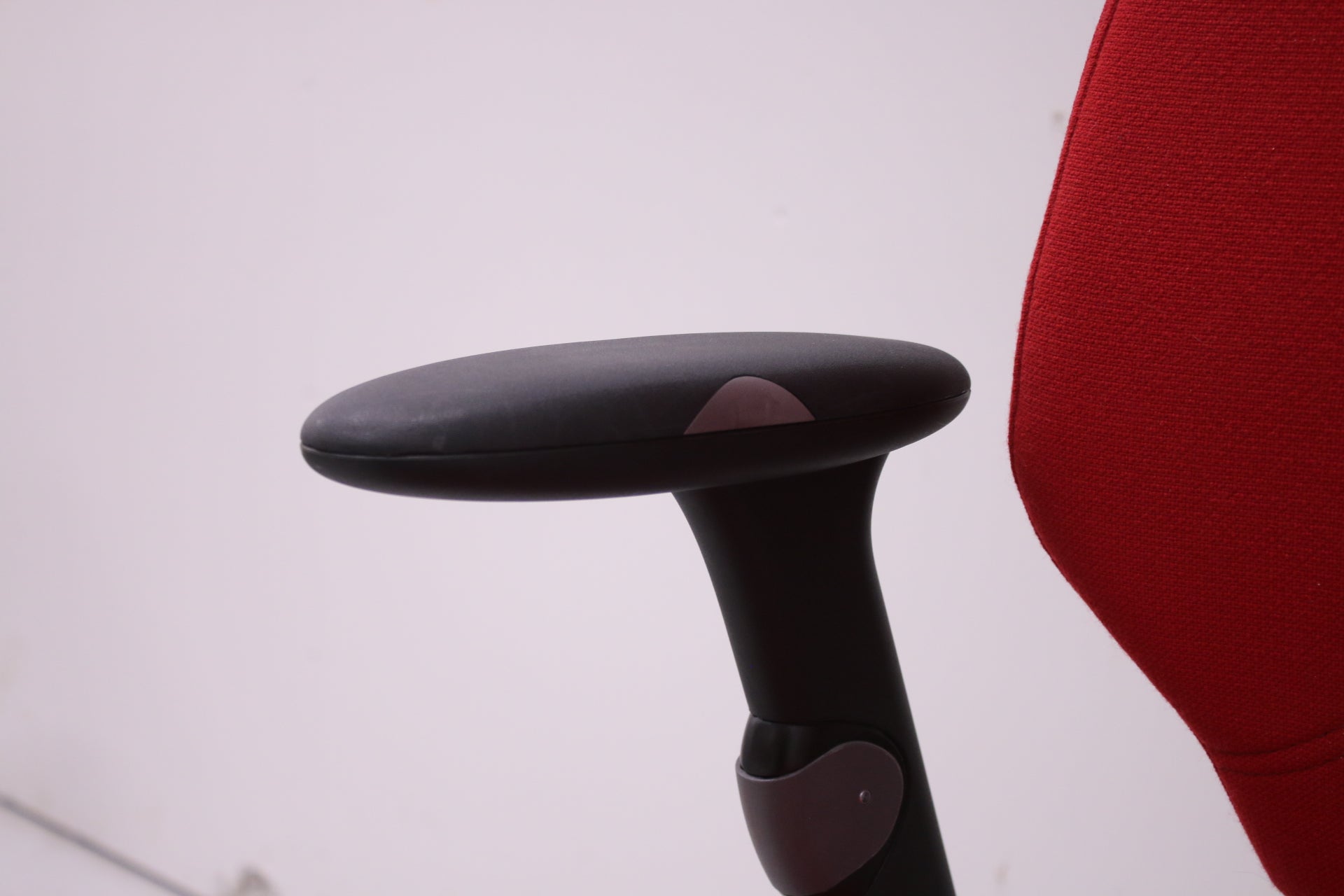 Martela Logic 400 työtuoli, punainen / uusi kaasujousi - Suomen Kalustekeskus