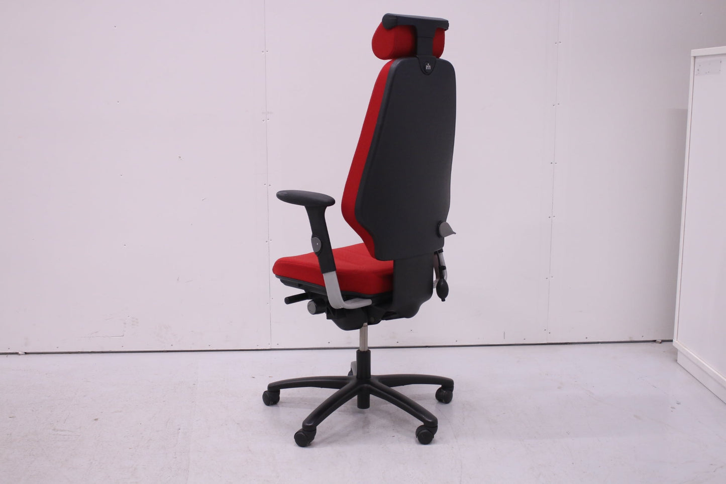 Martela Logic 400 työtuoli, punainen / uusi kaasujousi - Suomen Kalustekeskus