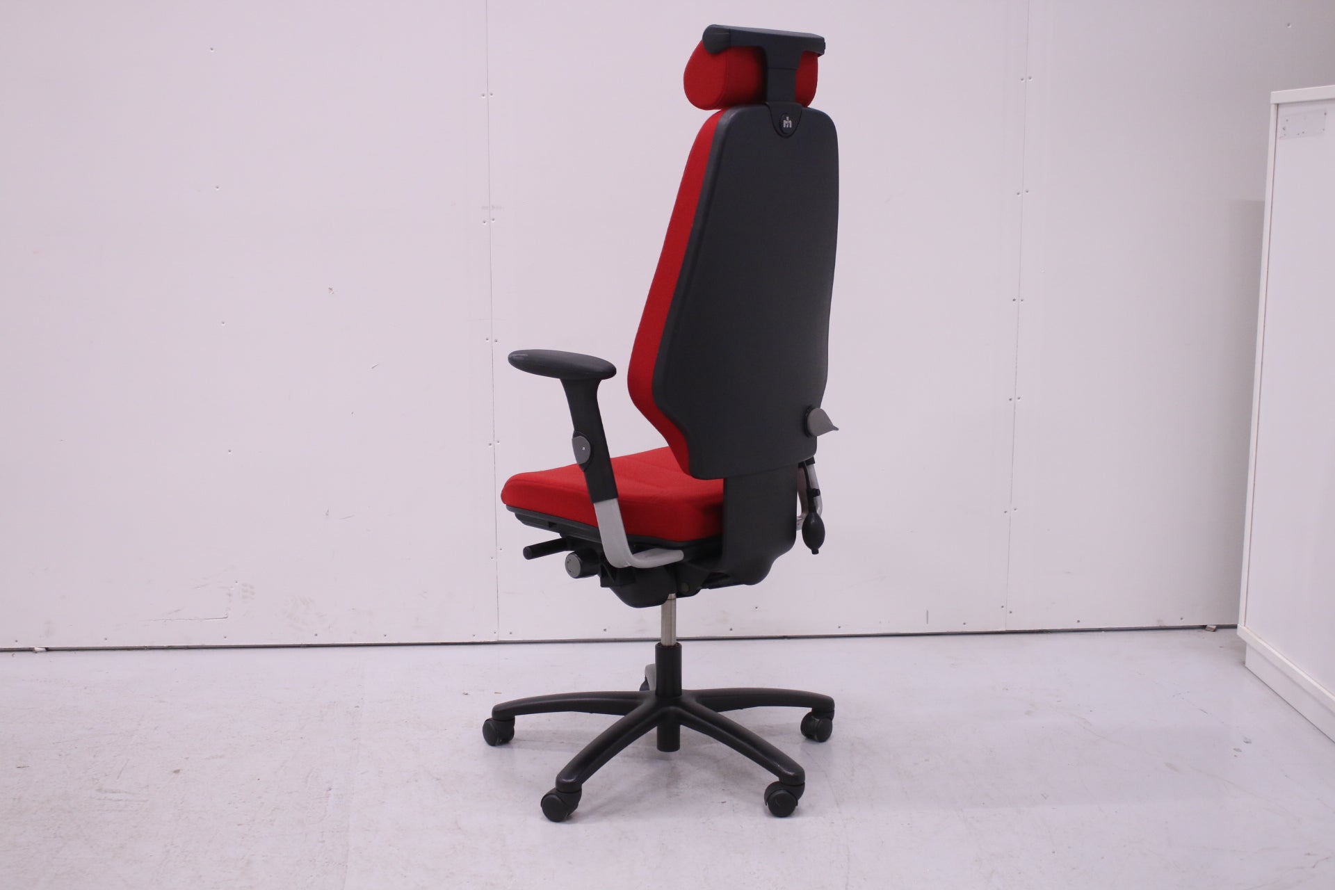 Martela Logic 400 työtuoli, punainen / uusi kaasujousi - Suomen Kalustekeskus