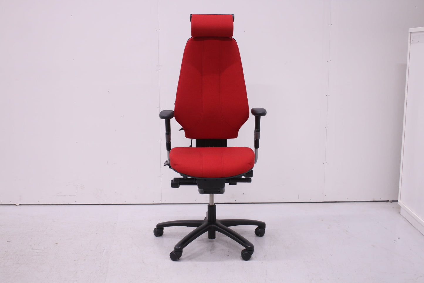 Martela Logic 400 työtuoli, punainen / uusi kaasujousi - Suomen Kalustekeskus