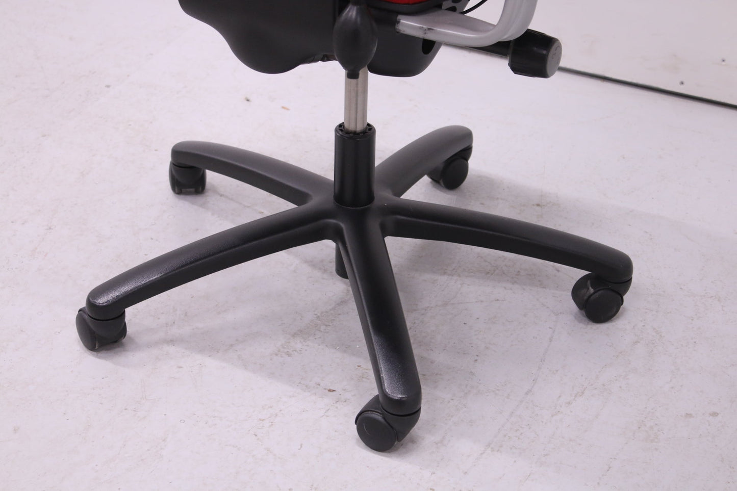 Martela Logic 400 työtuoli, punainen / uusi kaasujousi - Suomen Kalustekeskus