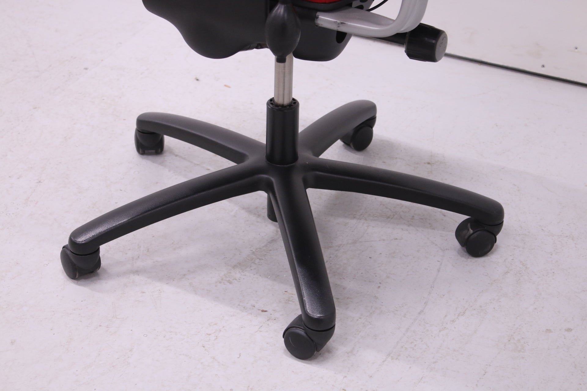 Martela Logic 400 työtuoli, punainen / uusi kaasujousi - Suomen Kalustekeskus