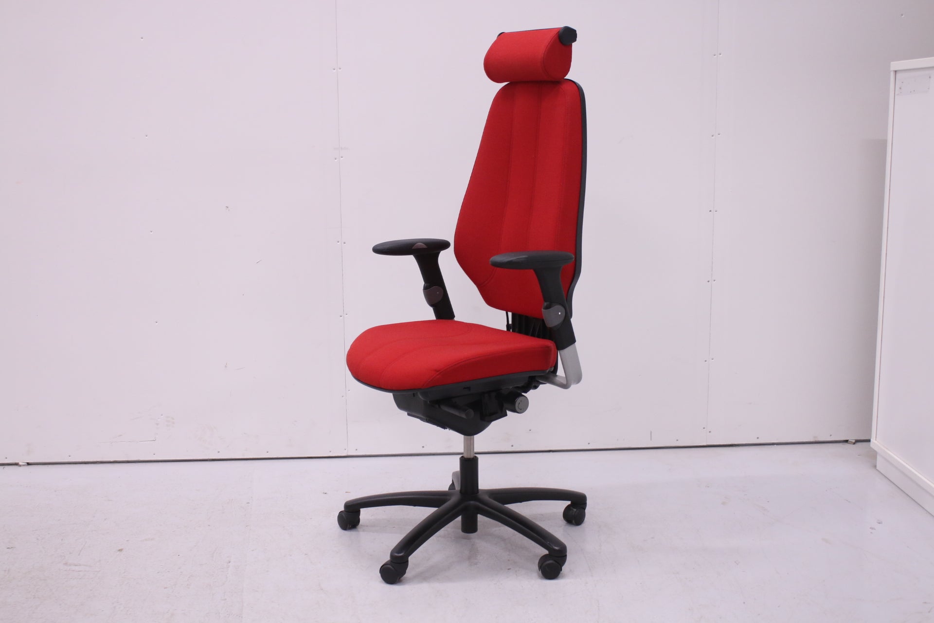 Martela Logic 400 työtuoli, punainen / uusi kaasujousi - Suomen Kalustekeskus