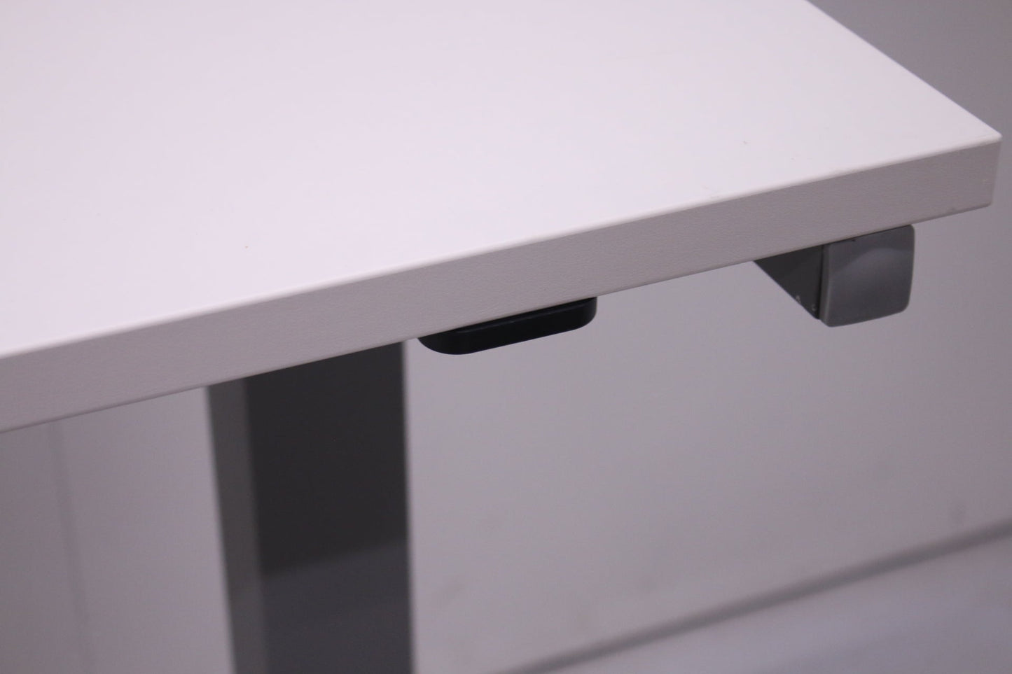 Martela Pinta EQ - sähköpöytä, valkoinen/harmaa 160x80 - Suomen Kalustekeskus
