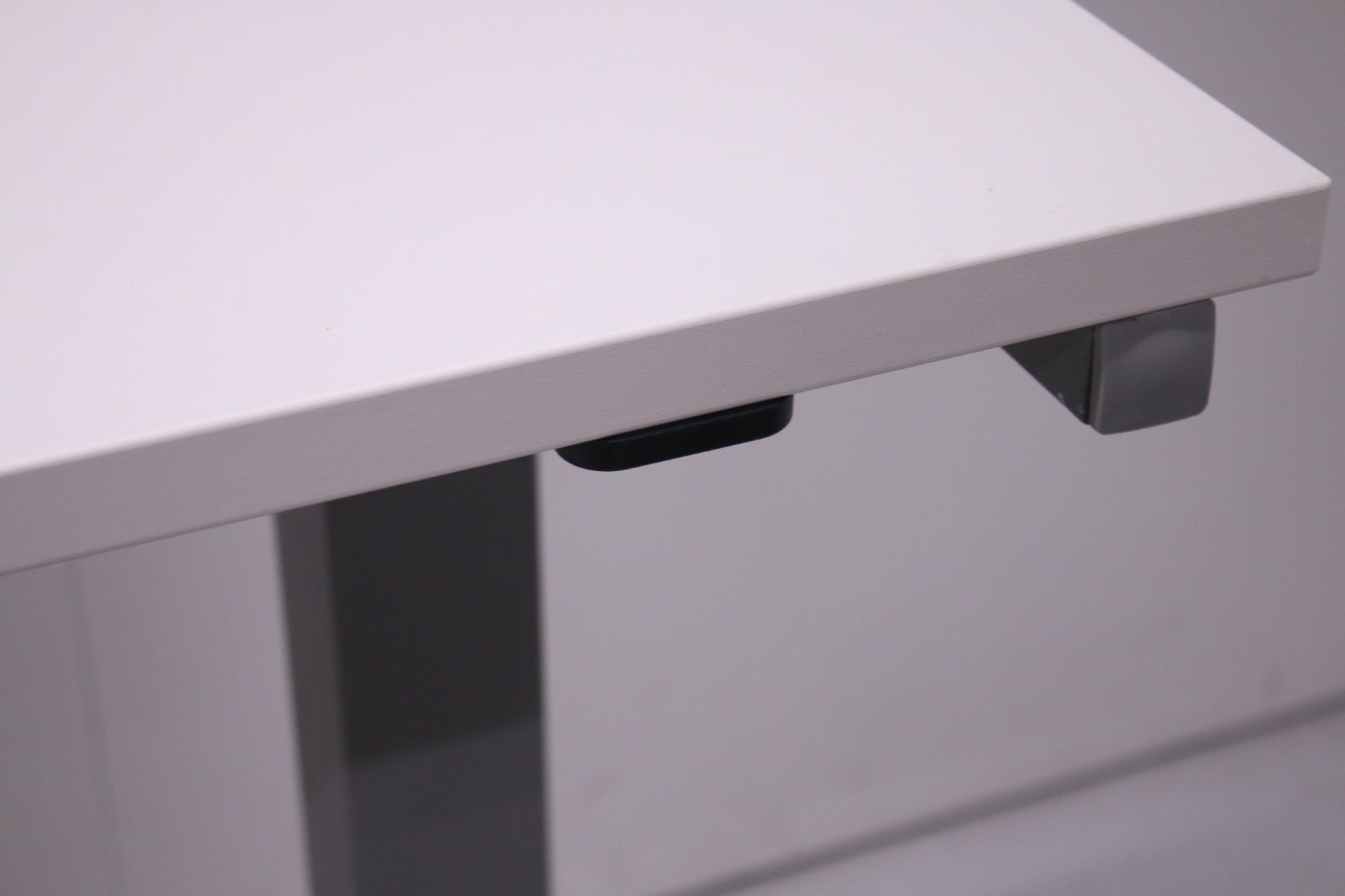 Martela Pinta EQ - sähköpöytä, valkoinen/harmaa 160x80 - Suomen Kalustekeskus