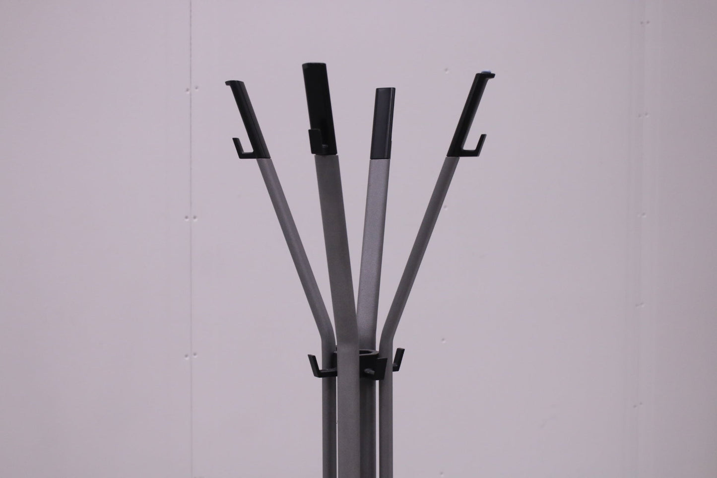 Martela pystynaulakko, vaaleanharmaa - Suomen Kalustekeskus