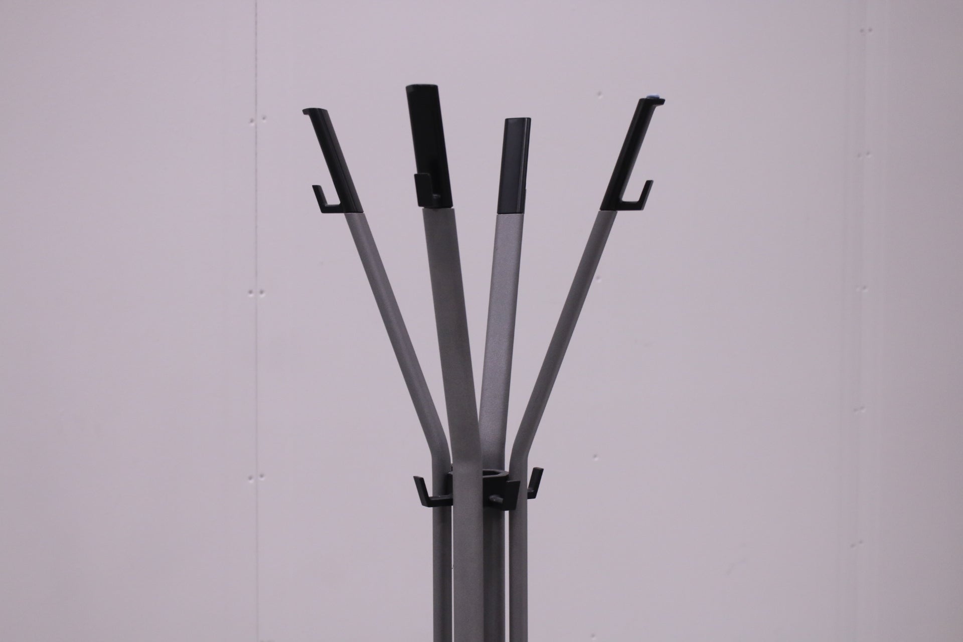 Martela pystynaulakko, vaaleanharmaa - Suomen Kalustekeskus