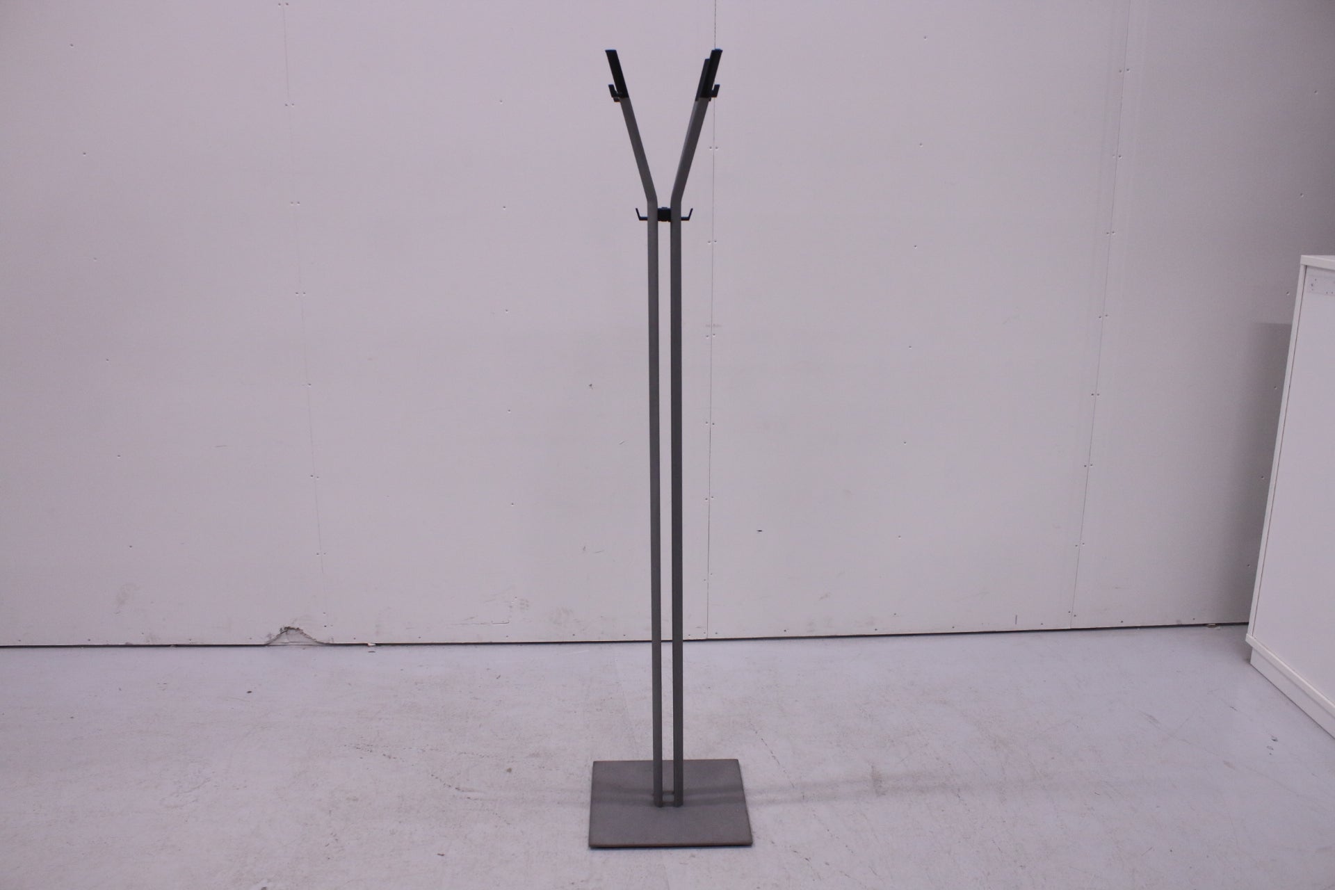 Martela pystynaulakko, vaaleanharmaa - Suomen Kalustekeskus