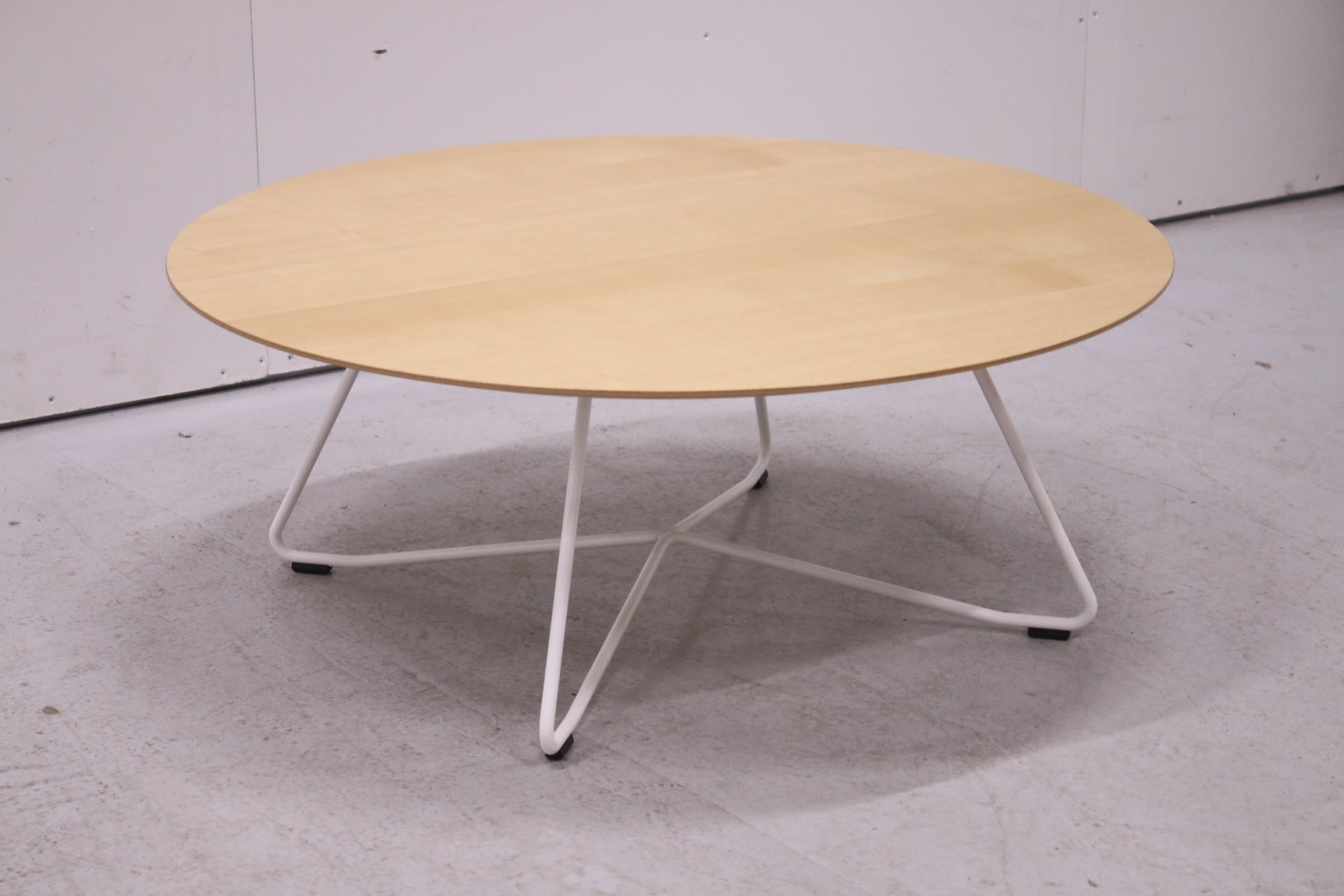 Martela Scoop - sohvapöytä, Saarni / valkoinen Ø 90 - Suomen Kalustekeskus