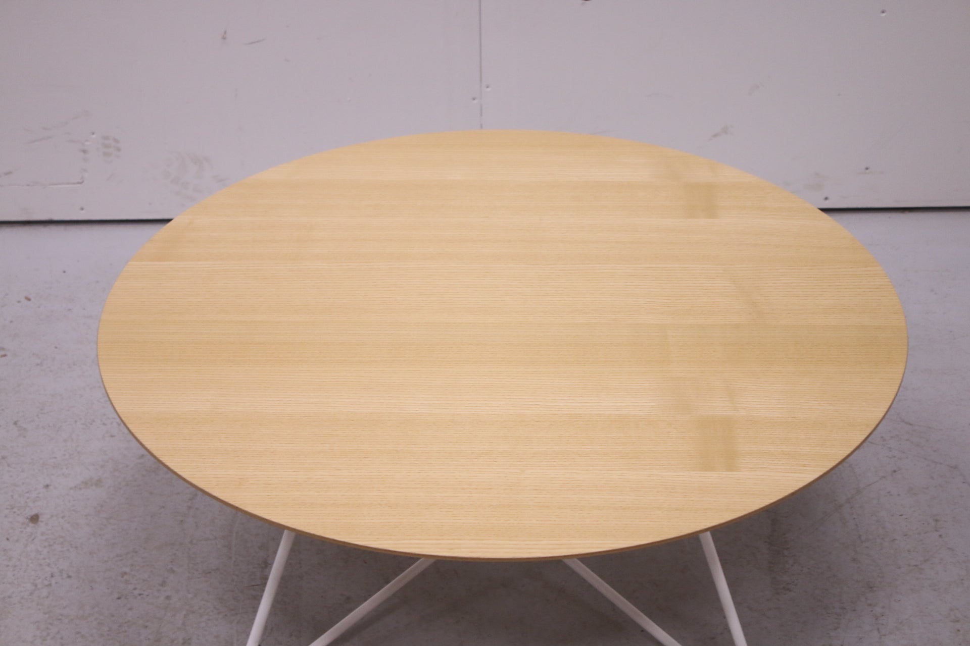 Martela Scoop - sohvapöytä, Saarni / valkoinen Ø 90 - Suomen Kalustekeskus