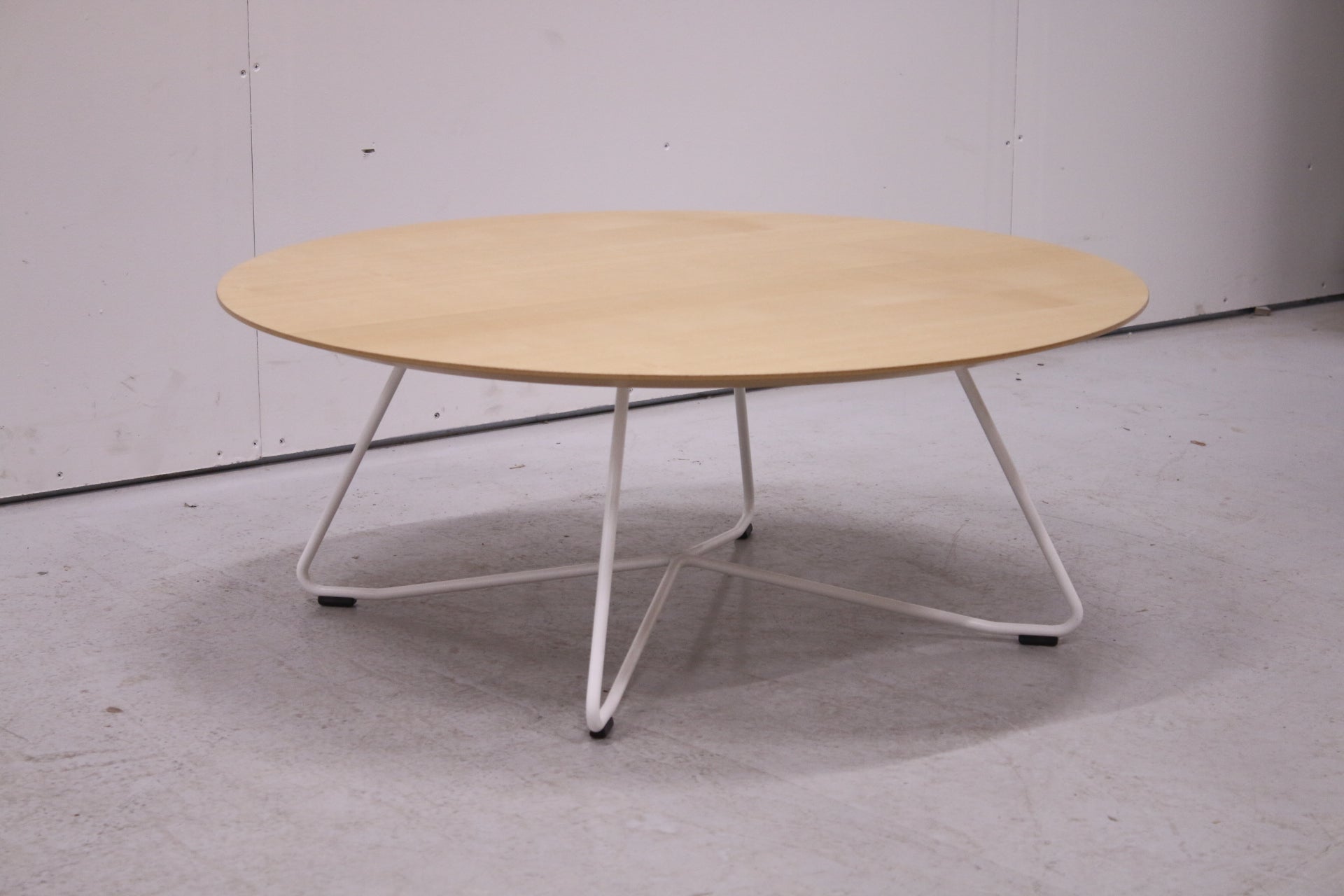 Martela Scoop - sohvapöytä, Saarni / valkoinen Ø 90 - Suomen Kalustekeskus