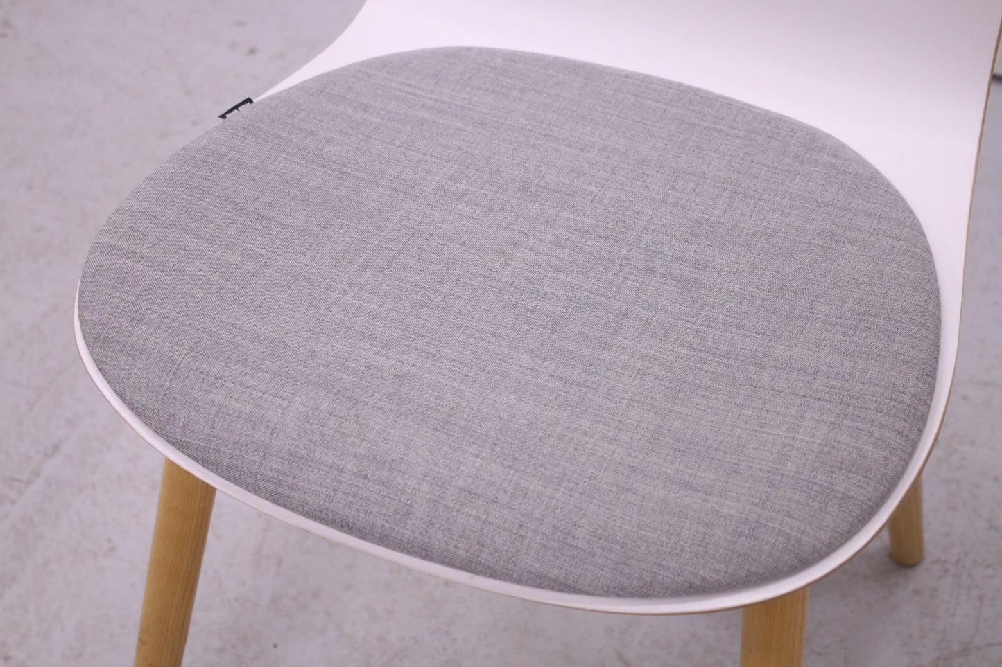 Martela Sola - tuoli harmaalla istuinpehmusteella - Suomen Kalustekeskus