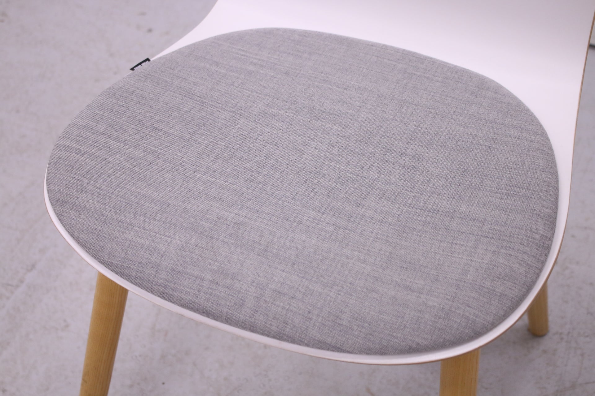 Martela Sola - tuoli harmaalla istuinpehmusteella - Suomen Kalustekeskus