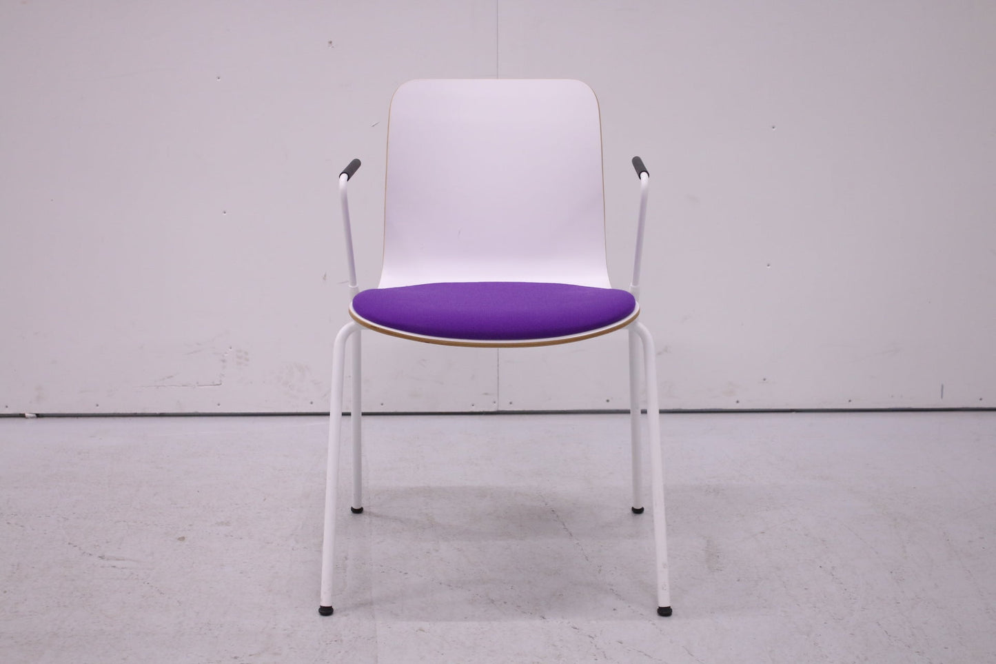 Martela Sola - tuoli käsnojilla, valkoinen / violetti - Suomen Kalustekeskus