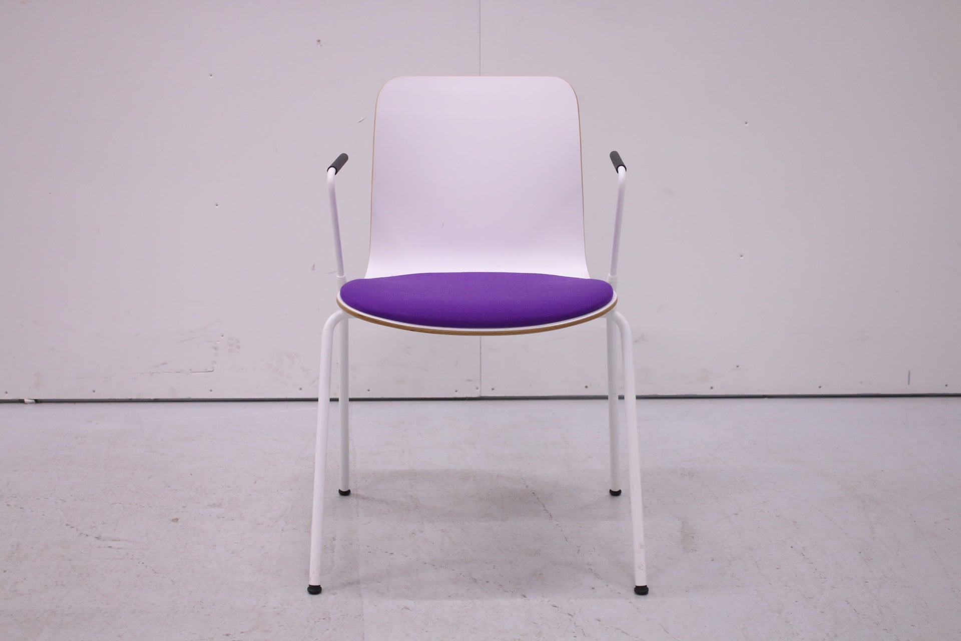 Martela Sola - tuoli käsnojilla, valkoinen / violetti - Suomen Kalustekeskus