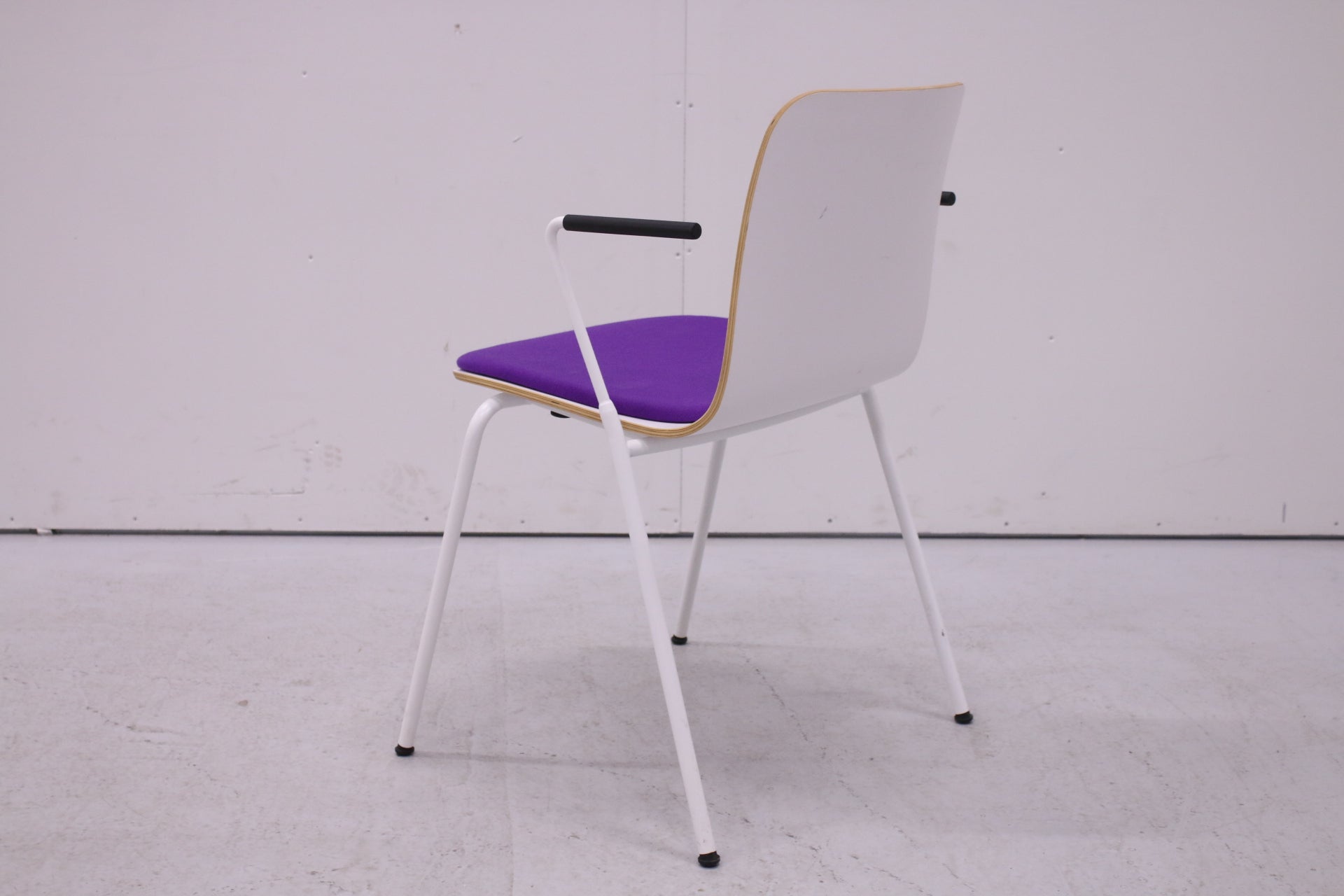 Martela Sola - tuoli käsnojilla, valkoinen / violetti - Suomen Kalustekeskus