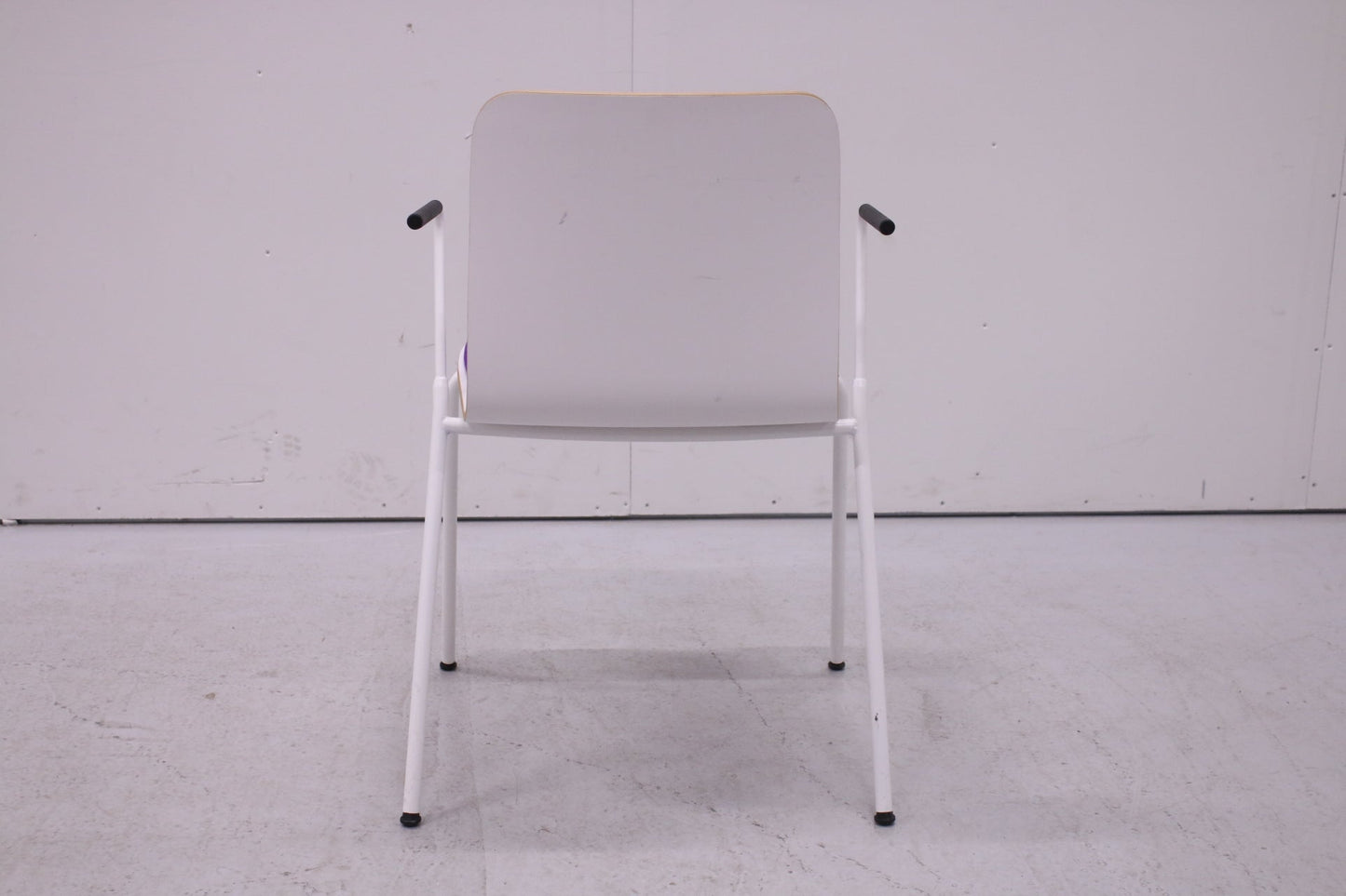 Martela Sola - tuoli käsnojilla, valkoinen / violetti - Suomen Kalustekeskus