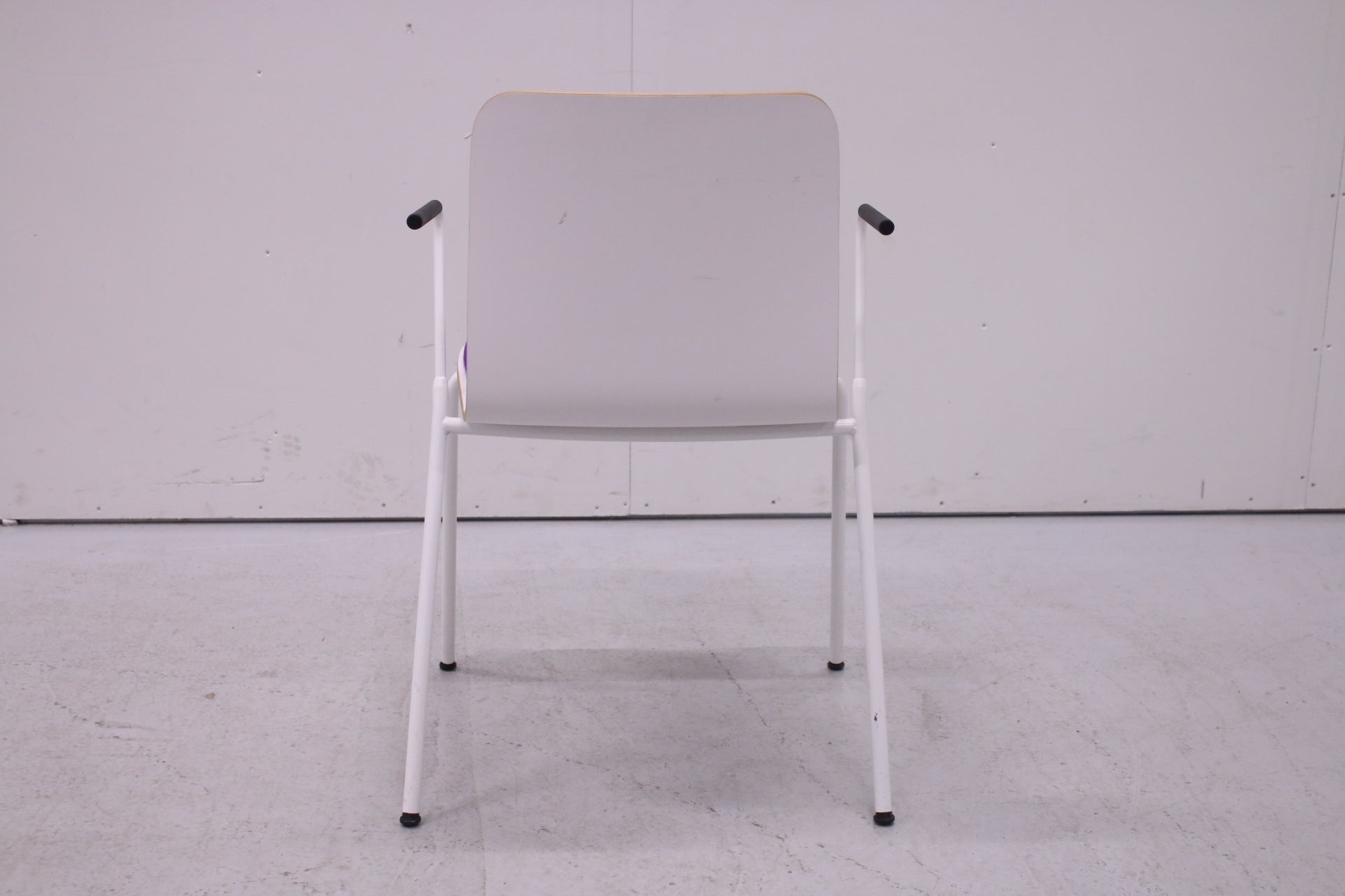 Martela Sola - tuoli käsnojilla, valkoinen / violetti - Suomen Kalustekeskus