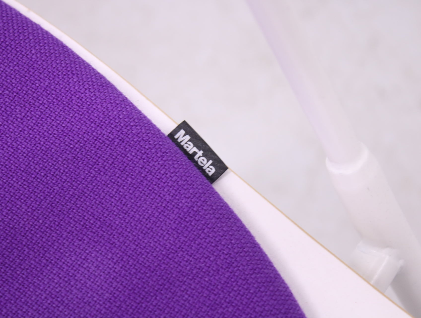 Martela Sola - tuoli käsnojilla, valkoinen / violetti - Suomen Kalustekeskus