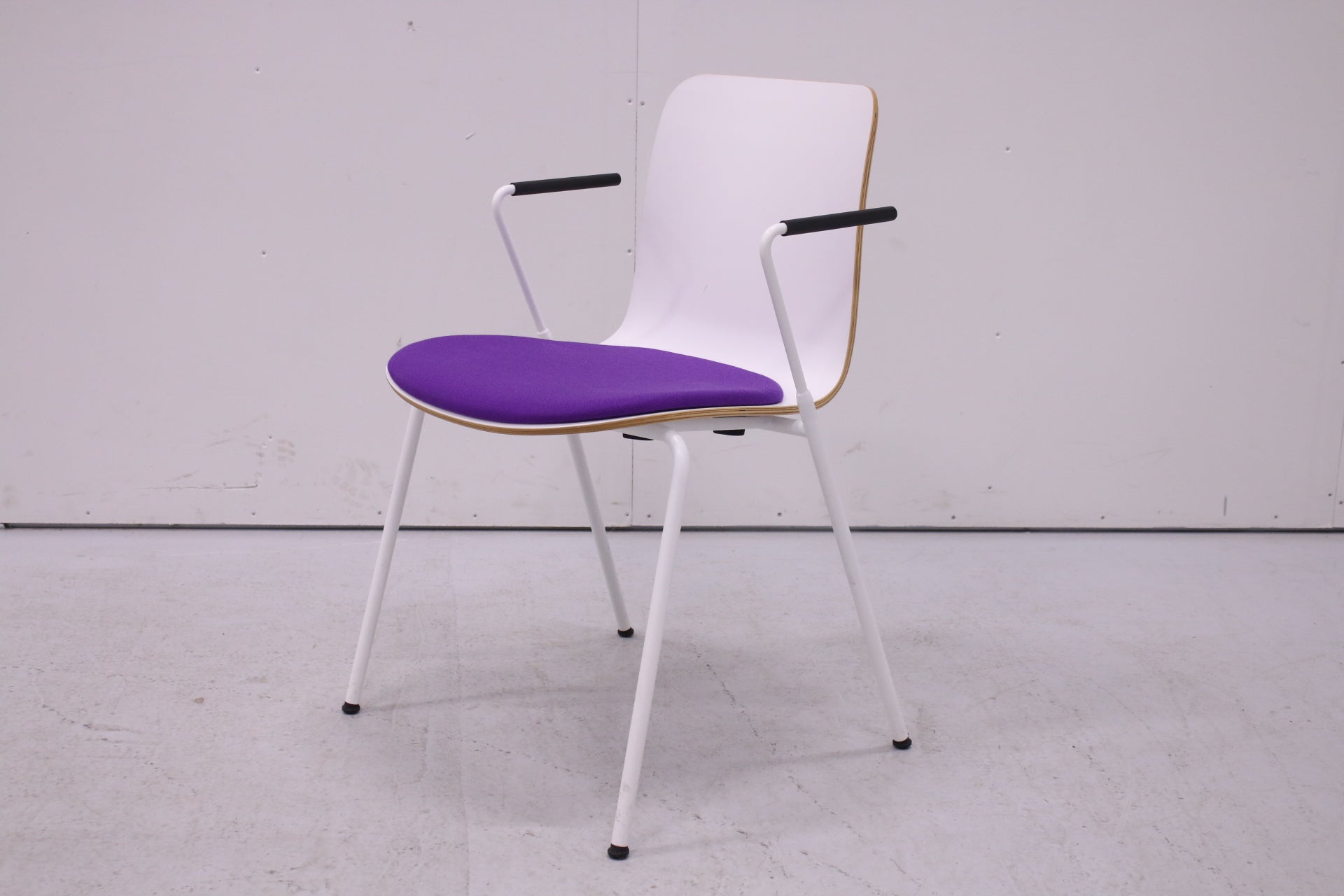 Martela Sola - tuoli käsnojilla, valkoinen / violetti - Suomen Kalustekeskus