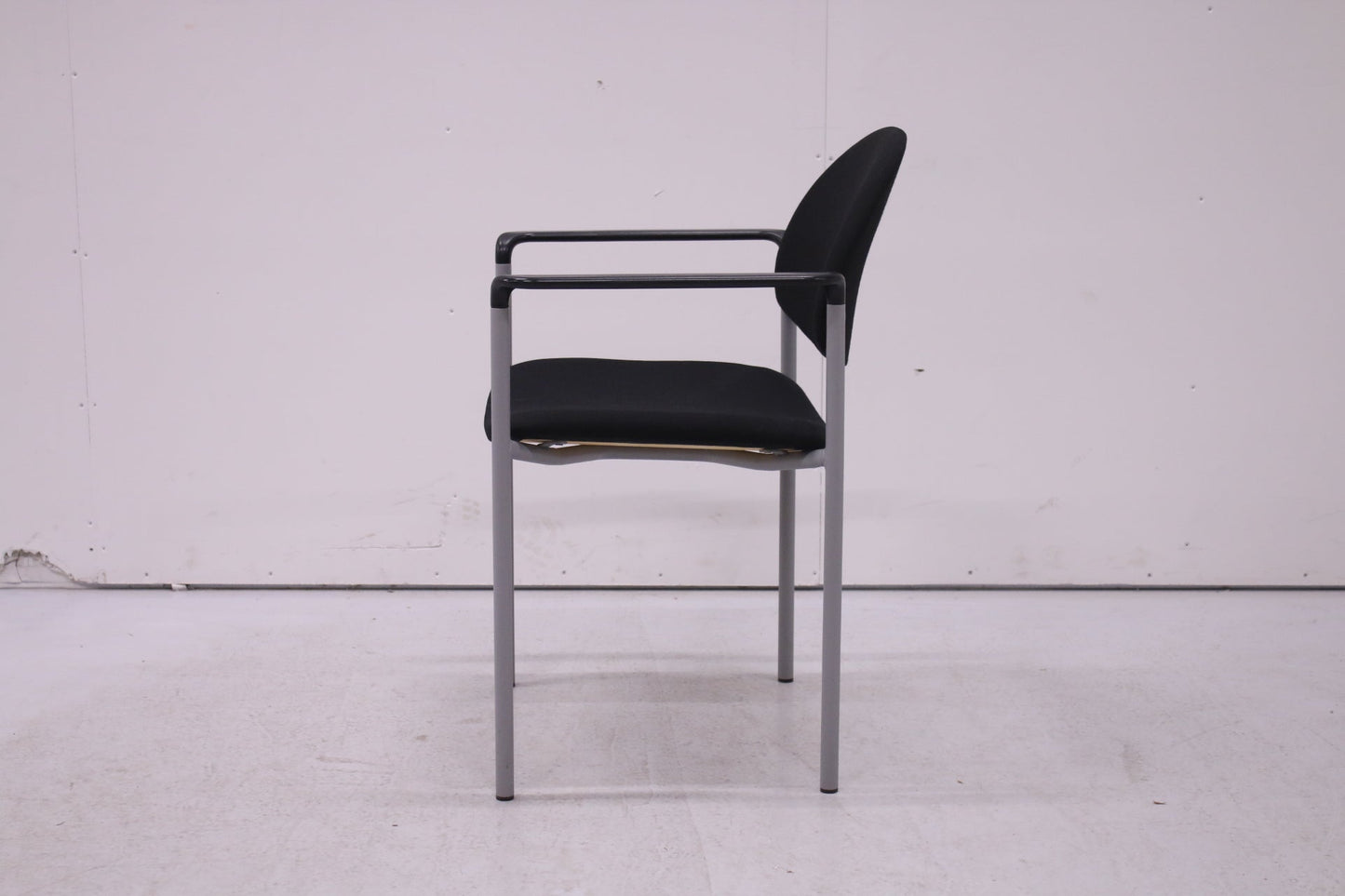 Martela Versa - asiakastuoli käsinojilla, musta - Suomen Kalustekeskus