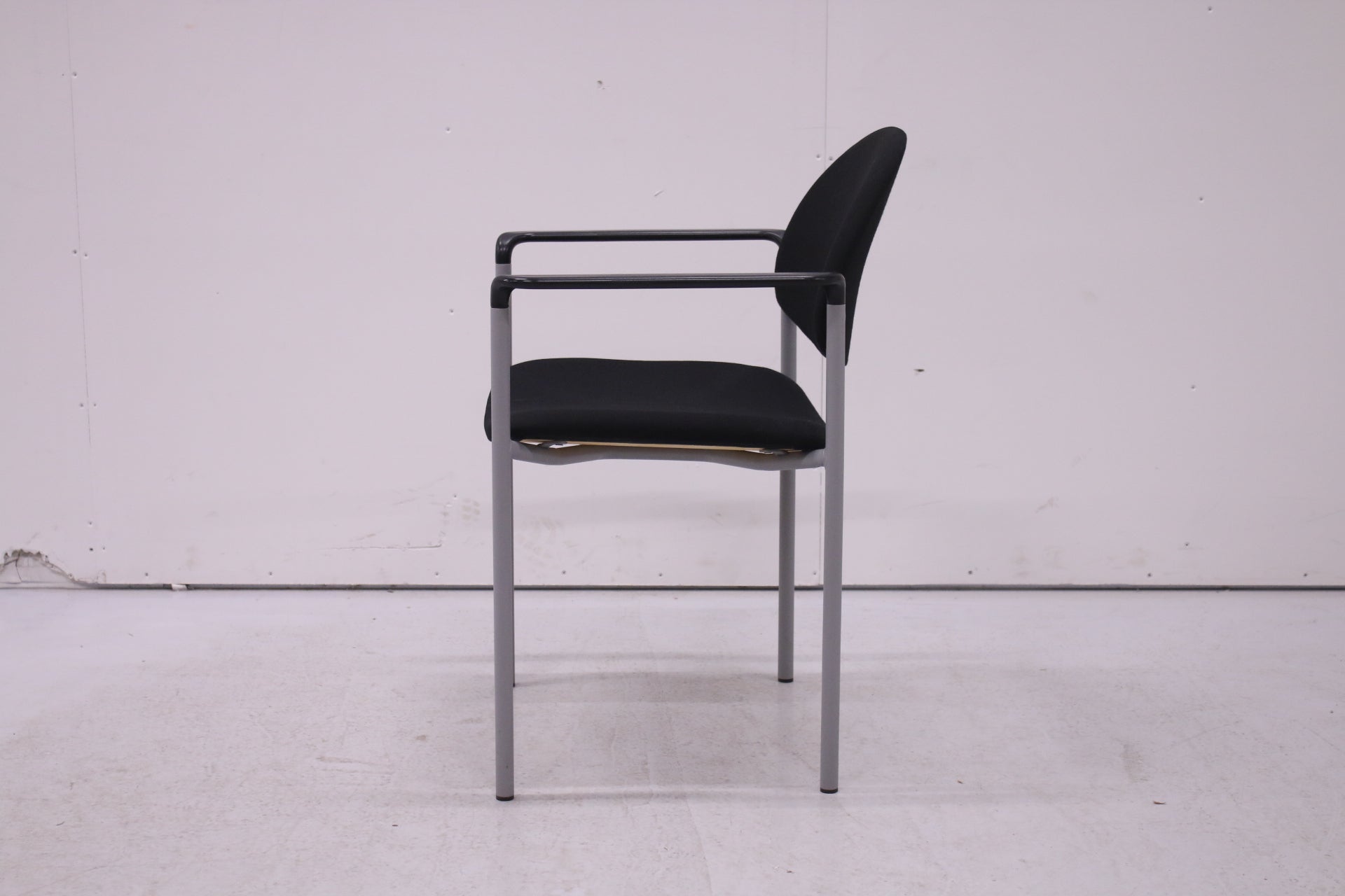 Martela Versa - asiakastuoli käsinojilla, musta - Suomen Kalustekeskus