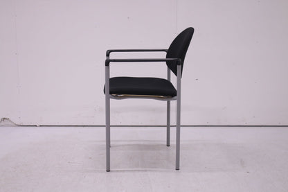 Martela Versa - asiakastuoli käsinojilla, musta - Suomen Kalustekeskus