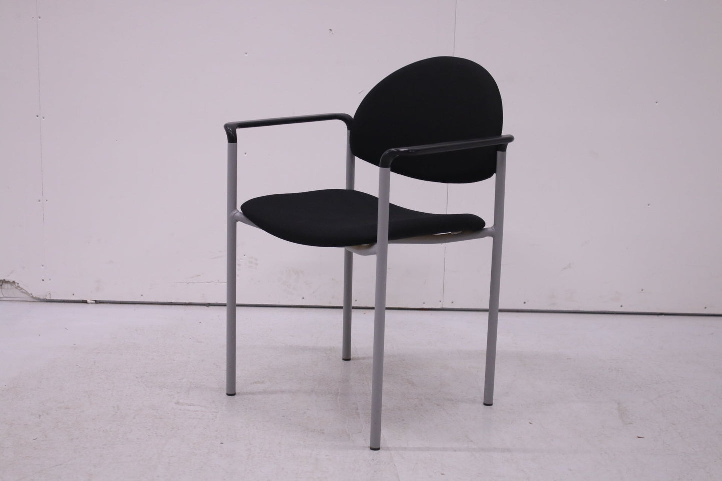 Martela Versa - asiakastuoli käsinojilla, musta - Suomen Kalustekeskus