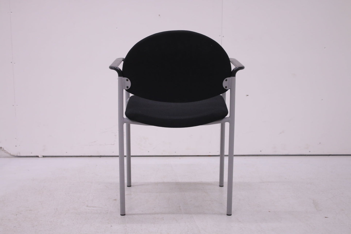 Martela Versa - asiakastuoli käsinojilla, musta - Suomen Kalustekeskus