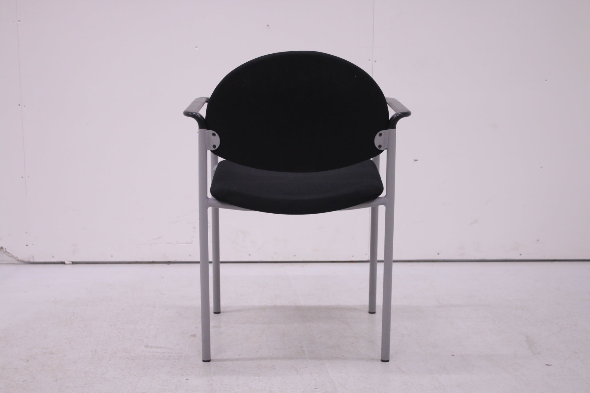 Martela Versa - asiakastuoli käsinojilla, musta - Suomen Kalustekeskus