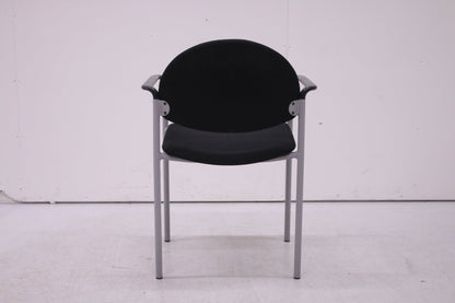 Martela Versa - asiakastuoli käsinojilla, musta - Suomen Kalustekeskus