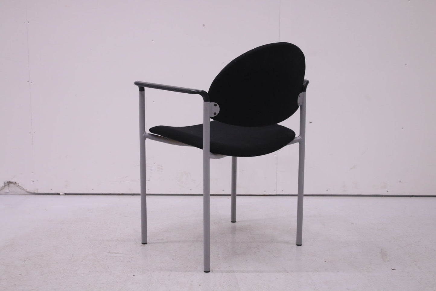 Martela Versa - asiakastuoli käsinojilla, musta - Suomen Kalustekeskus