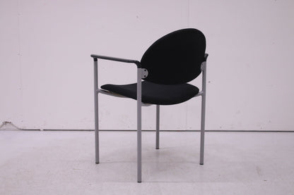 Martela Versa - asiakastuoli käsinojilla, musta - Suomen Kalustekeskus