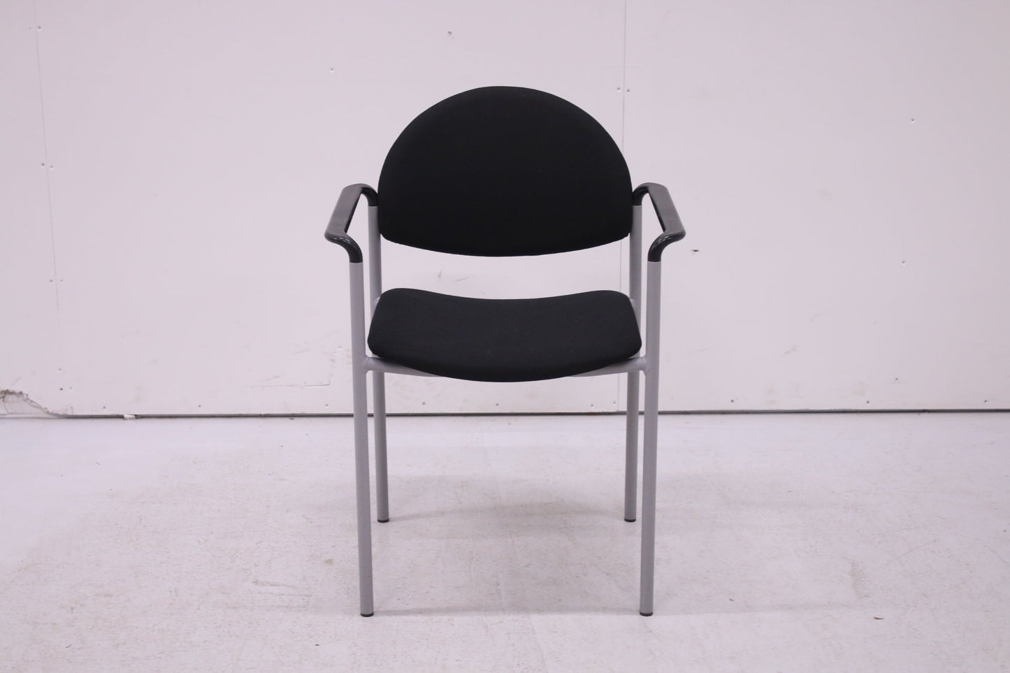 Martela Versa - asiakastuoli käsinojilla, musta - Suomen Kalustekeskus