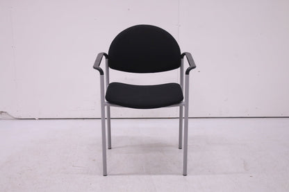 Martela Versa - asiakastuoli käsinojilla, musta - Suomen Kalustekeskus