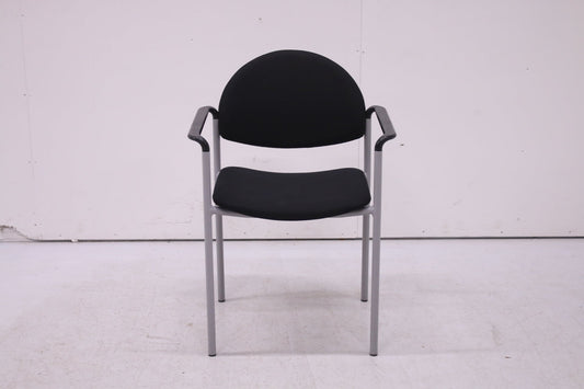 Martela Versa - asiakastuoli käsinojilla, musta - Suomen Kalustekeskus