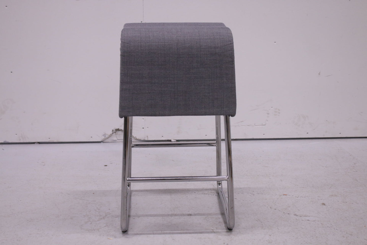 Materia Plint - jakkara, harmaa - Suomen Kalustekeskus