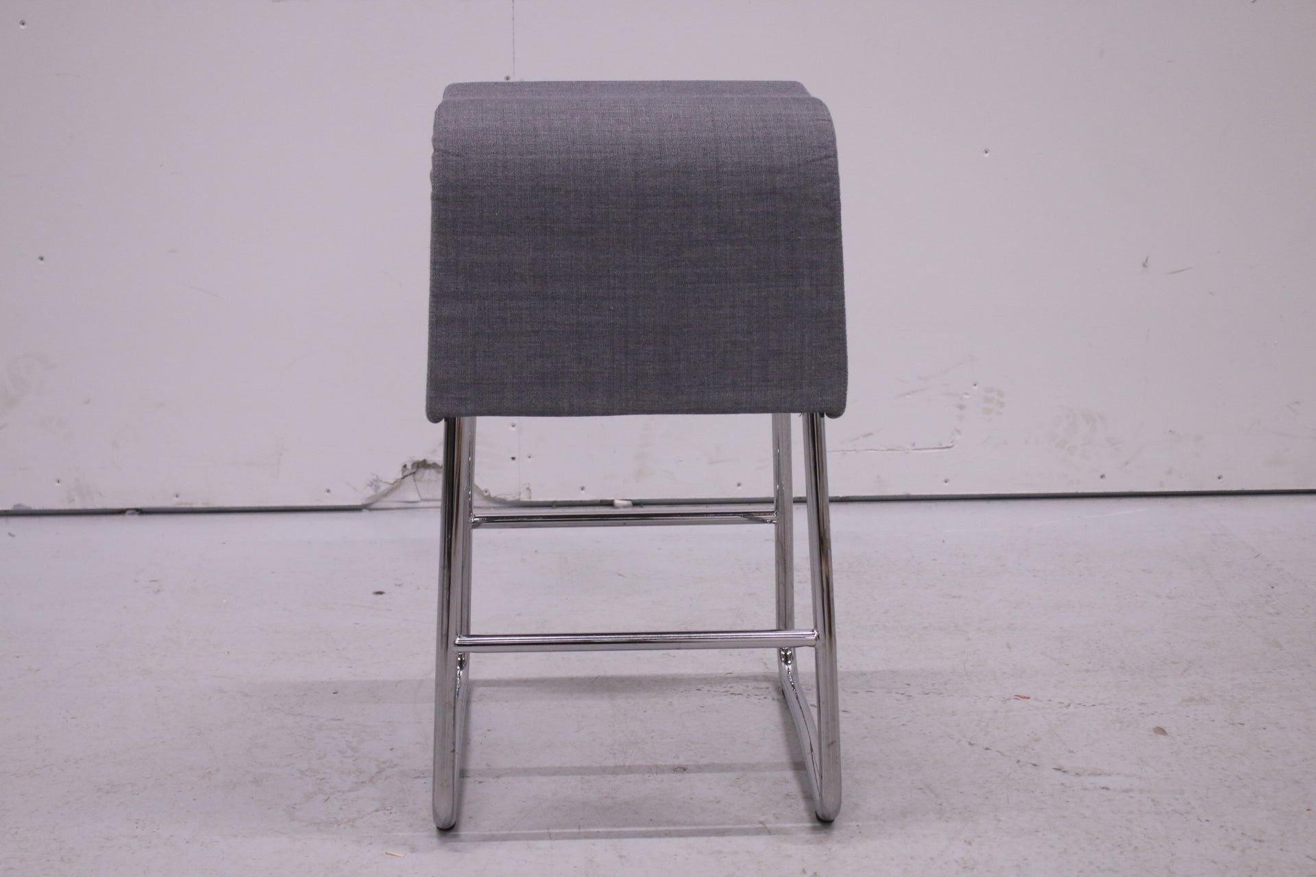 Materia Plint - jakkara, harmaa - Suomen Kalustekeskus