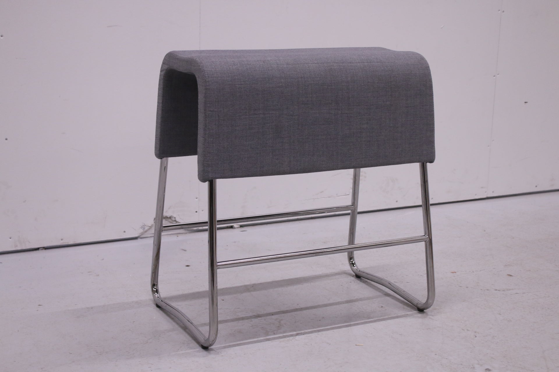 Materia Plint - jakkara, harmaa - Suomen Kalustekeskus