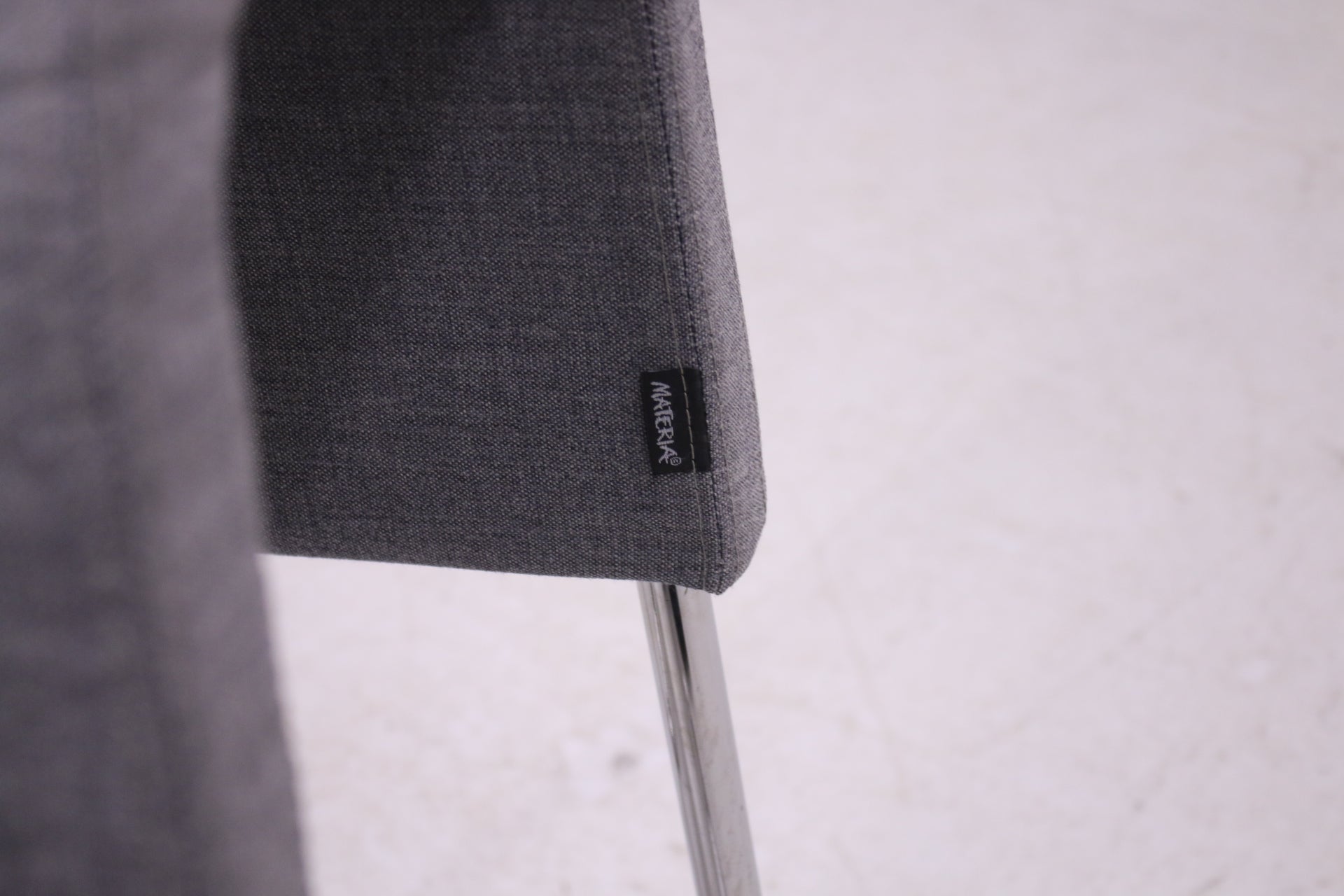 Materia Plint - jakkara, harmaa - Suomen Kalustekeskus