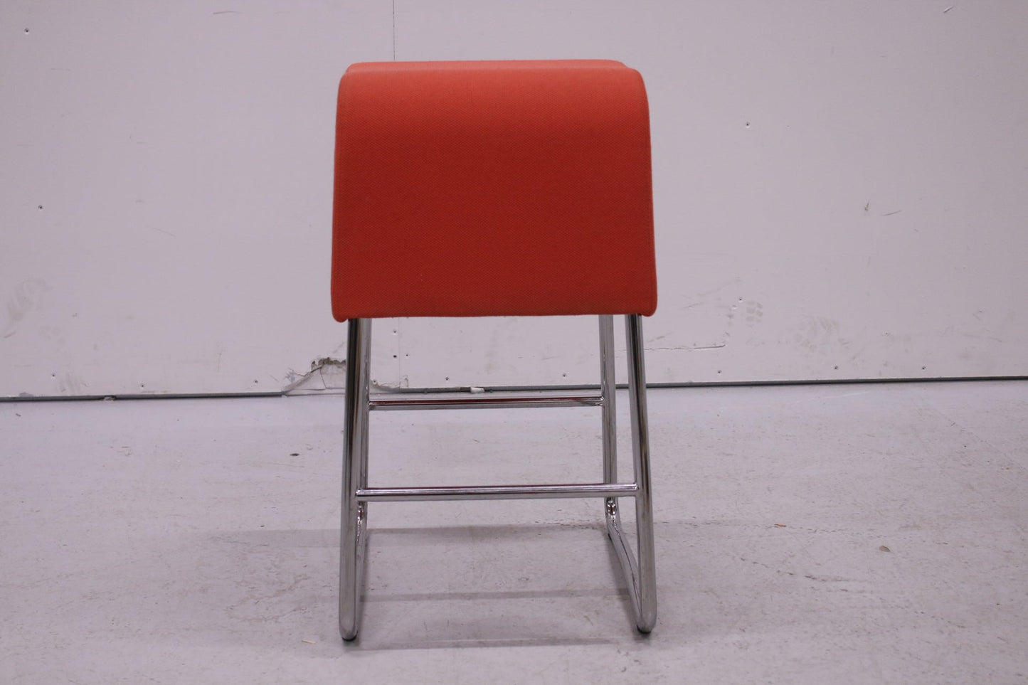 Materia Plint - jakkara, punainen - Suomen Kalustekeskus