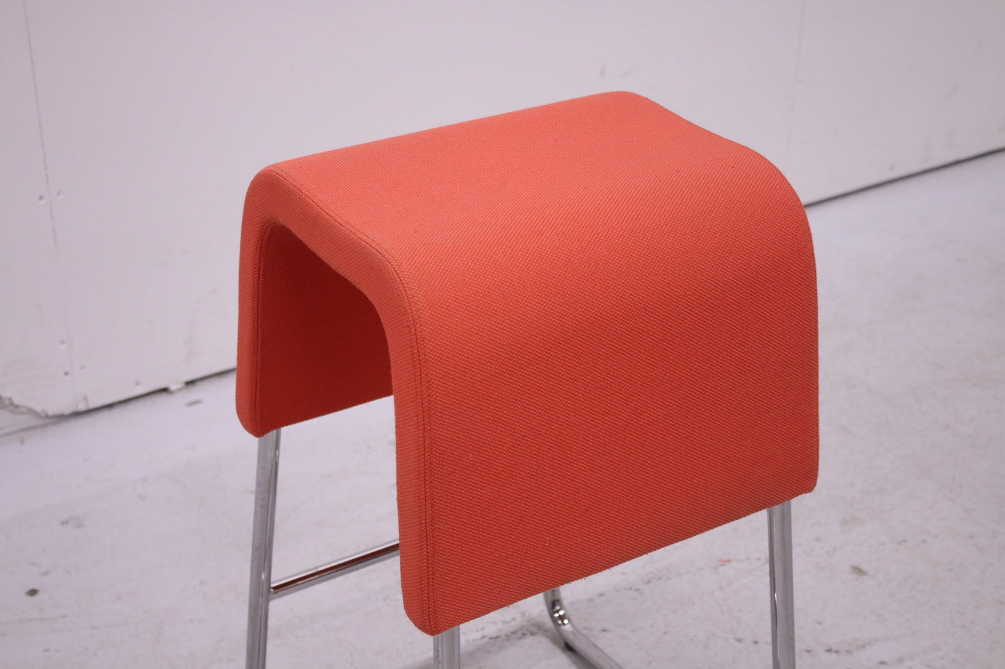 Materia Plint - jakkara, punainen - Suomen Kalustekeskus