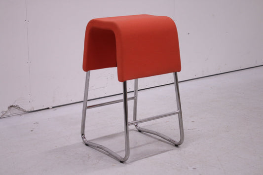 Materia Plint - jakkara, punainen - Suomen Kalustekeskus