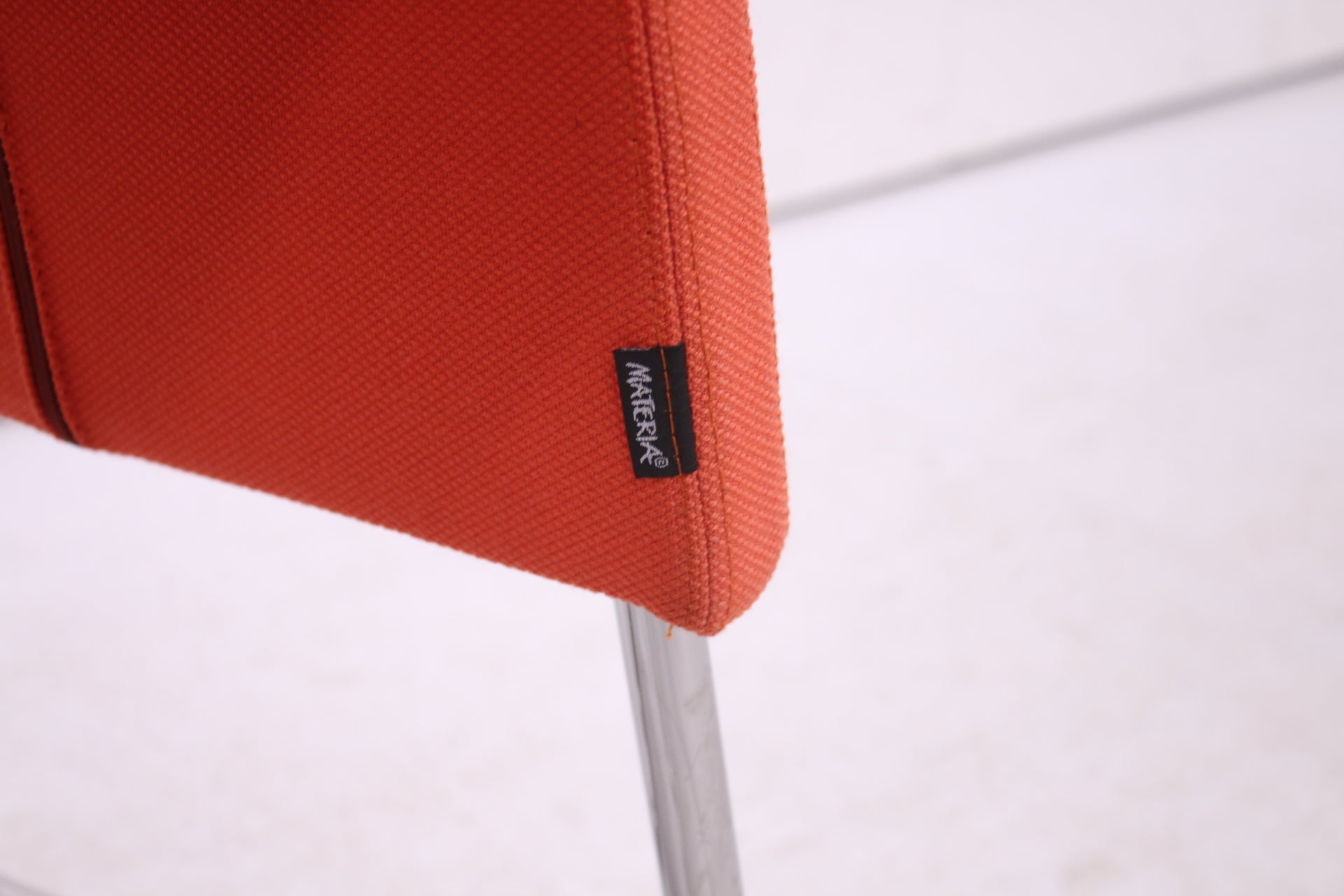 Materia Plint - jakkara, punainen - Suomen Kalustekeskus