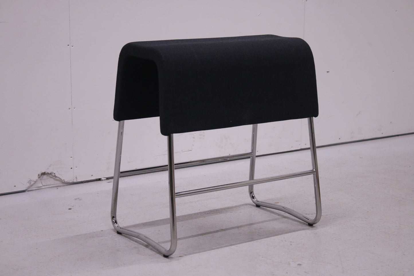 Materia Plint - jakkara, tummanharmaa - Suomen Kalustekeskus