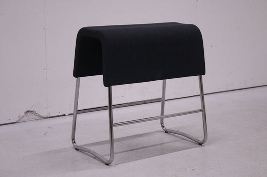 Materia Plint - jakkara, tummanharmaa - Suomen Kalustekeskus