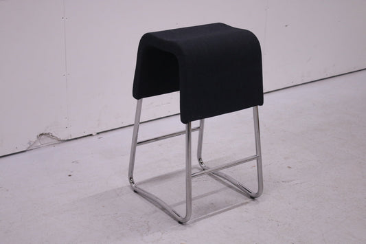 Materia Plint - jakkara, tummanharmaa - Suomen Kalustekeskus